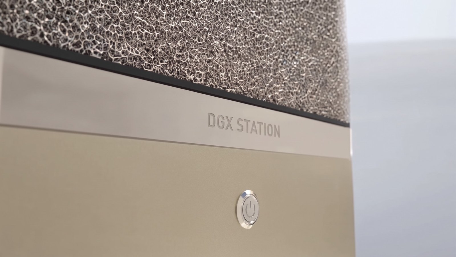 Façade de la NVIDIA DGX Station : marquage DGX STATION et bouton d’alimentation